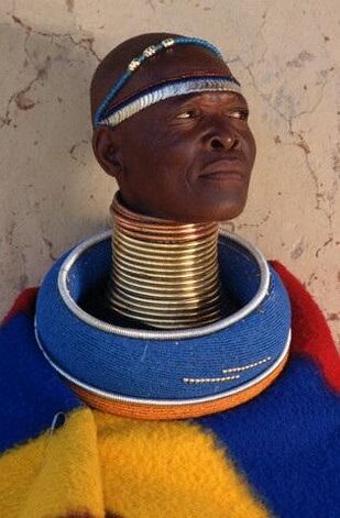Gyűrűk egy afrikai törzsből származó férfi nyakának nyújtásához
